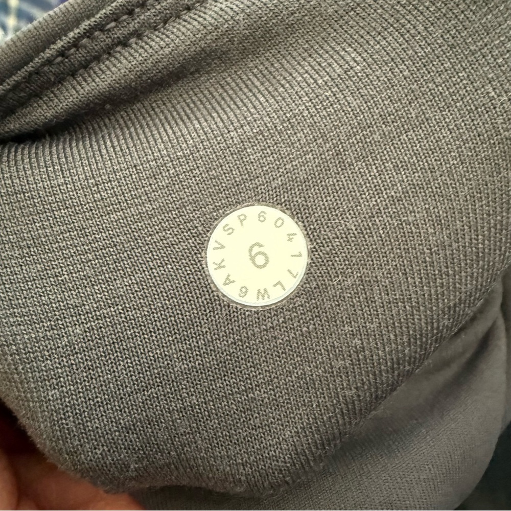 Women’s Lululemon Gray 7/8 Leggings, size 6 - Picture 6 of 6